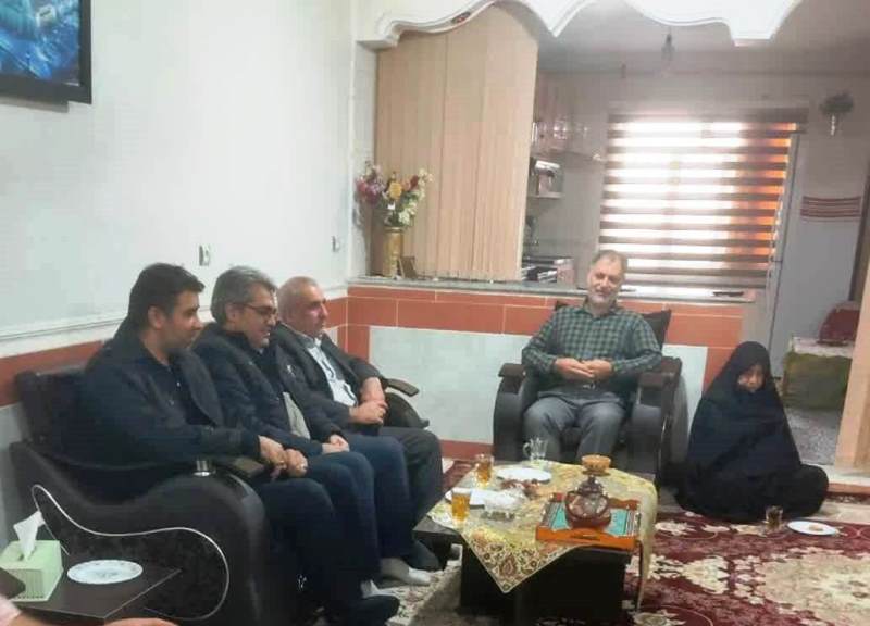 بمناسبت گرامیداشت هفته بسیج انجام شد:  دیدار  بسیجیان  اداره گاز آزادشهر با خانواده شهید کهساری