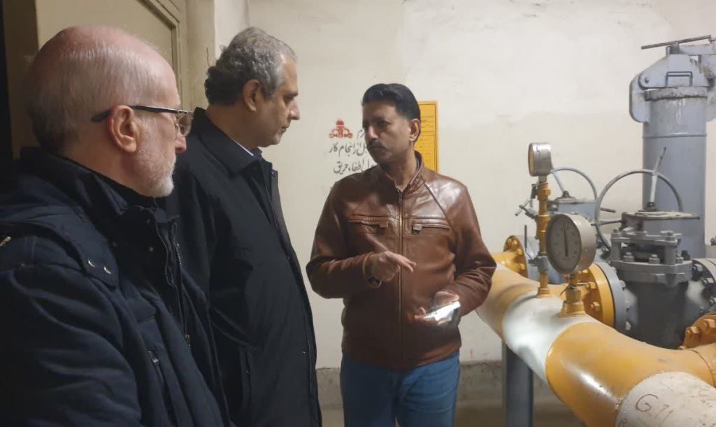 حضور شبانه معاون عمرانی فرمانداری گرگان در اداره گاز منطقه یک و قدردانی از تلاش زمستانه کارکنان 