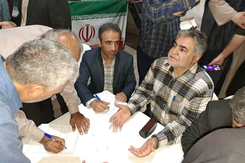  برگزاری میز خدمت جهادی در شهر دلند؛ پاسخگویی مستقیم مسئولان به دغدغه‌های مردم 
